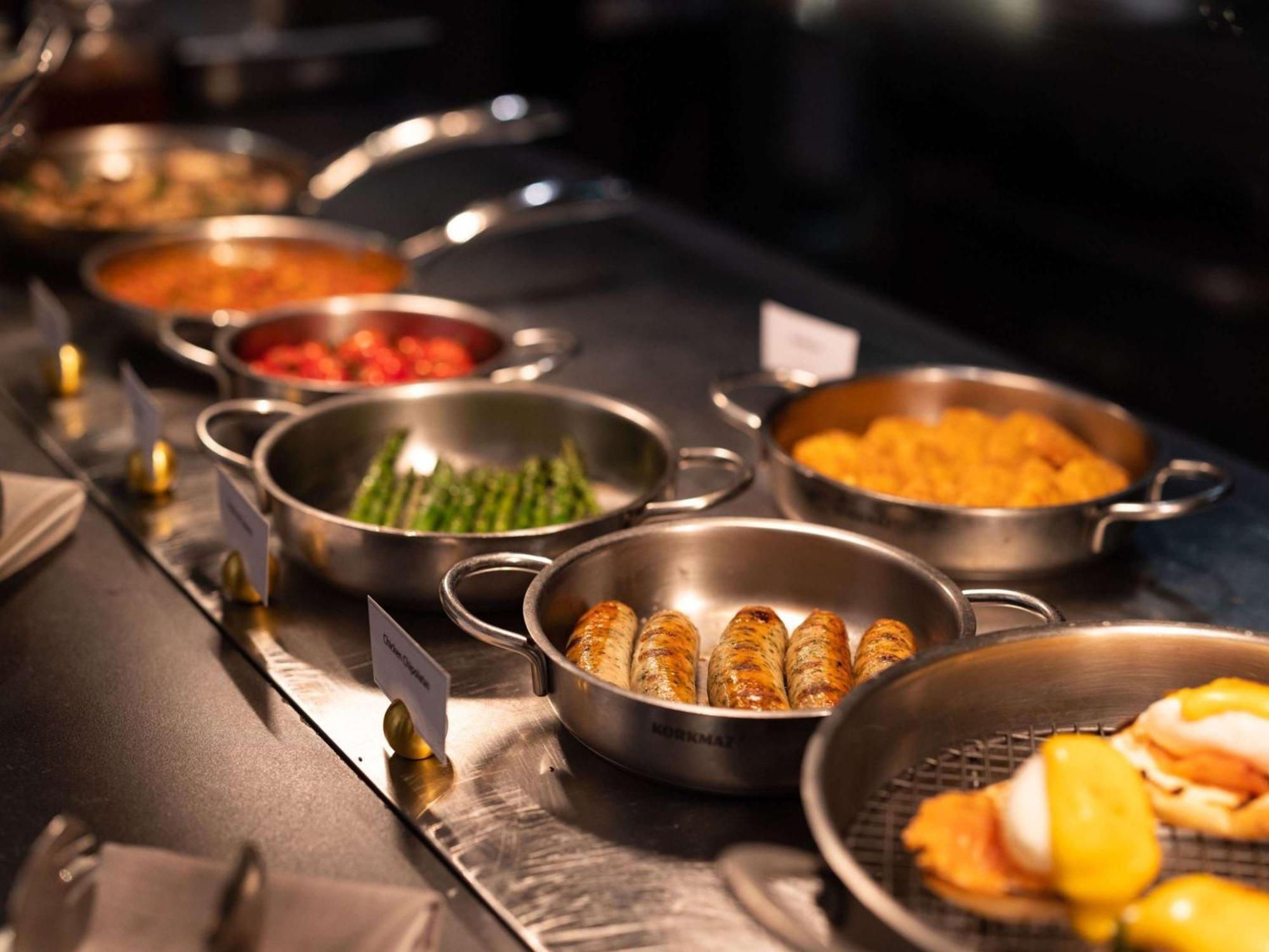 The Playford Adelaide - Mgallery Luaran gambar A selection of prepared foods at a buffet