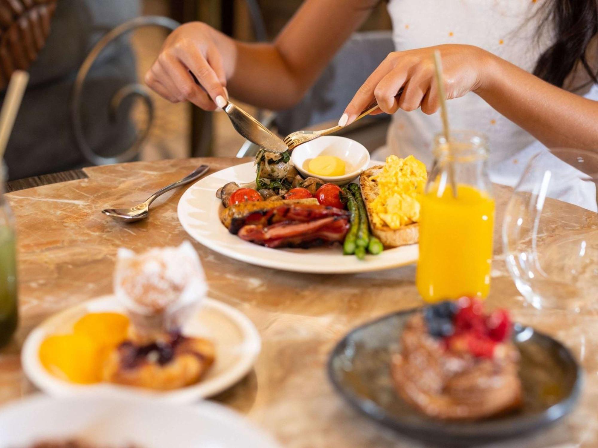 The Playford Adelaide - Mgallery Luaran gambar A woman eating breakfast