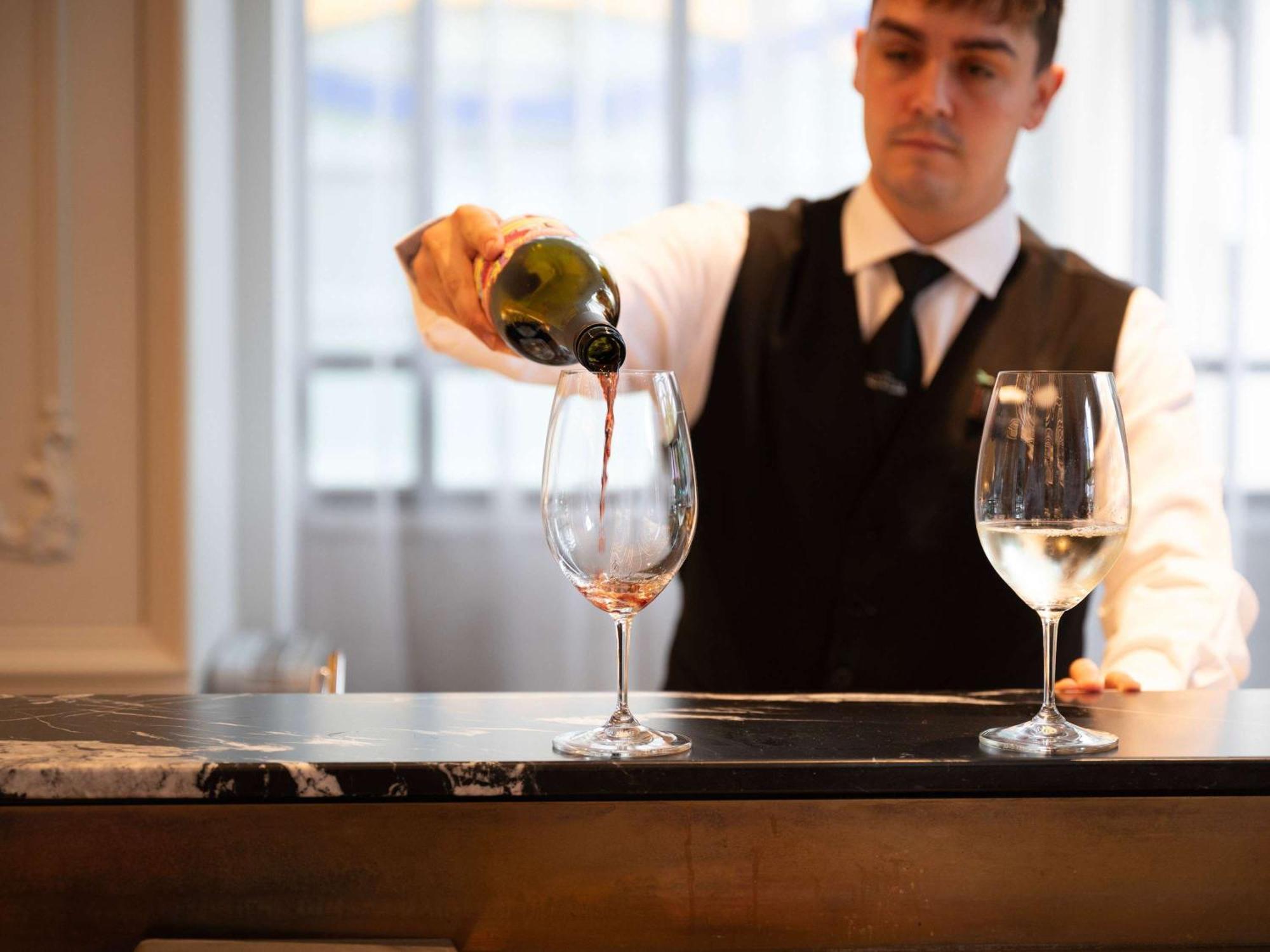The Playford Adelaide - Mgallery Luaran gambar A sommelier pouring wine