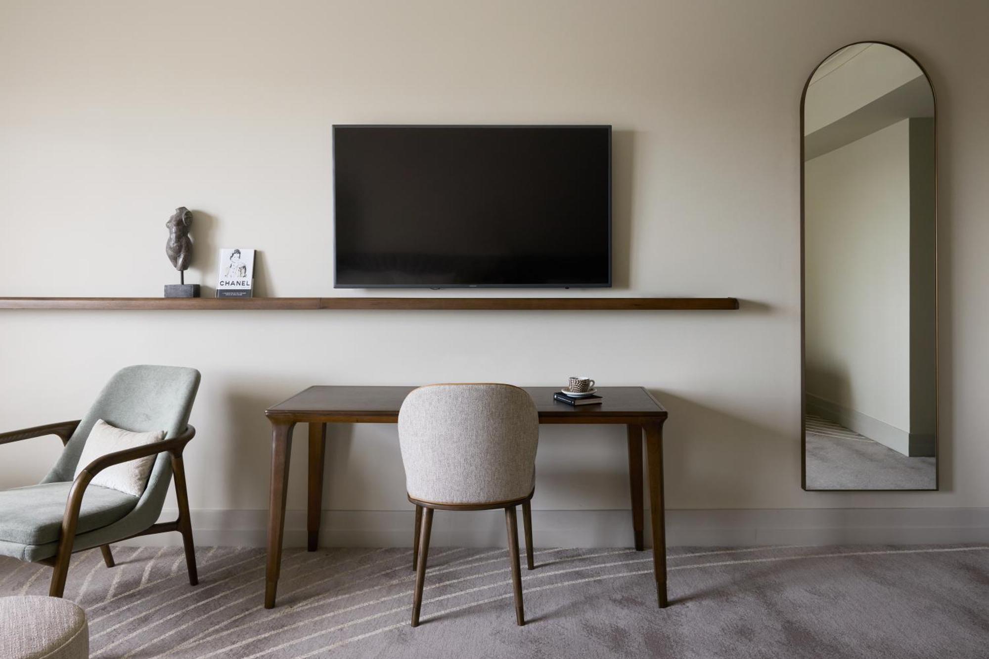 The Playford Adelaide - Mgallery Luaran gambar A television mounted on a wall